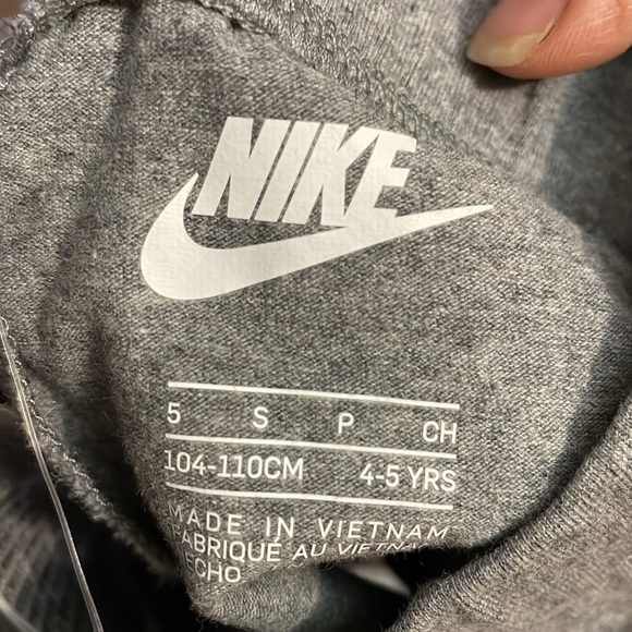 Nike - Picture 3 of 4